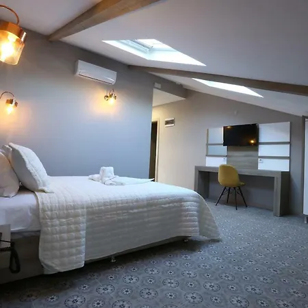 Acr فندق أديرني