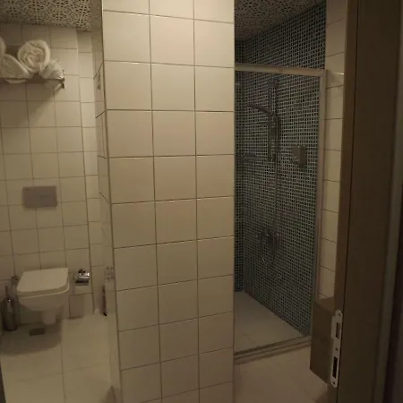 فندق Acr أديرني